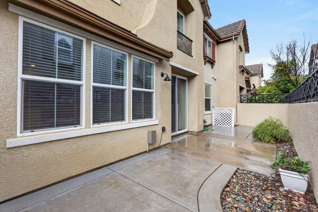 102 Cezanne Ln, Folsom, CA 95630