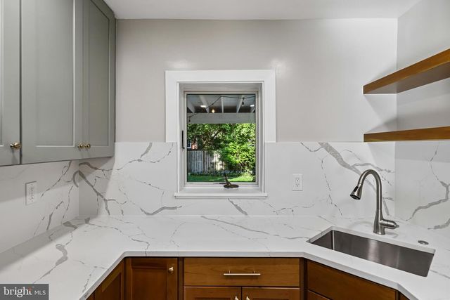 312 S FENWICK ST, Arlington, VA 22204