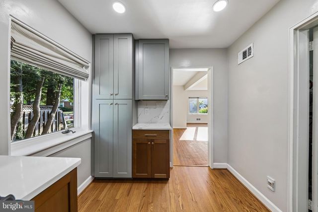 312 S FENWICK ST, Arlington, VA 22204