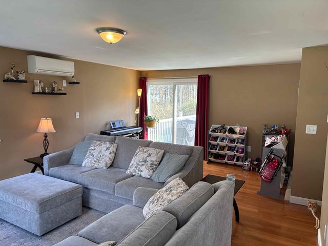 28 Doe Farm Lane, Newmarket, NH 03857