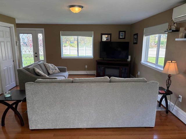 28 Doe Farm Lane, Newmarket, NH 03857