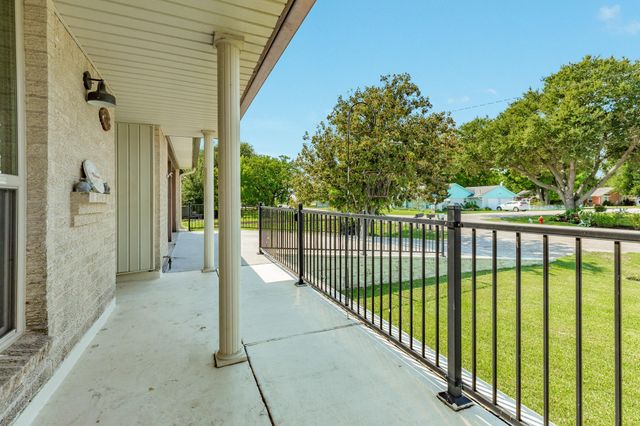 616 Bel Road, Kemah, TX 77565