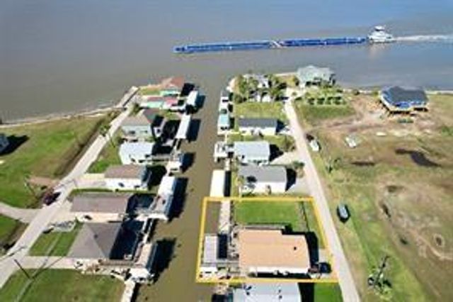 1331 Bay Drive, Crystal Beach, TX 77650