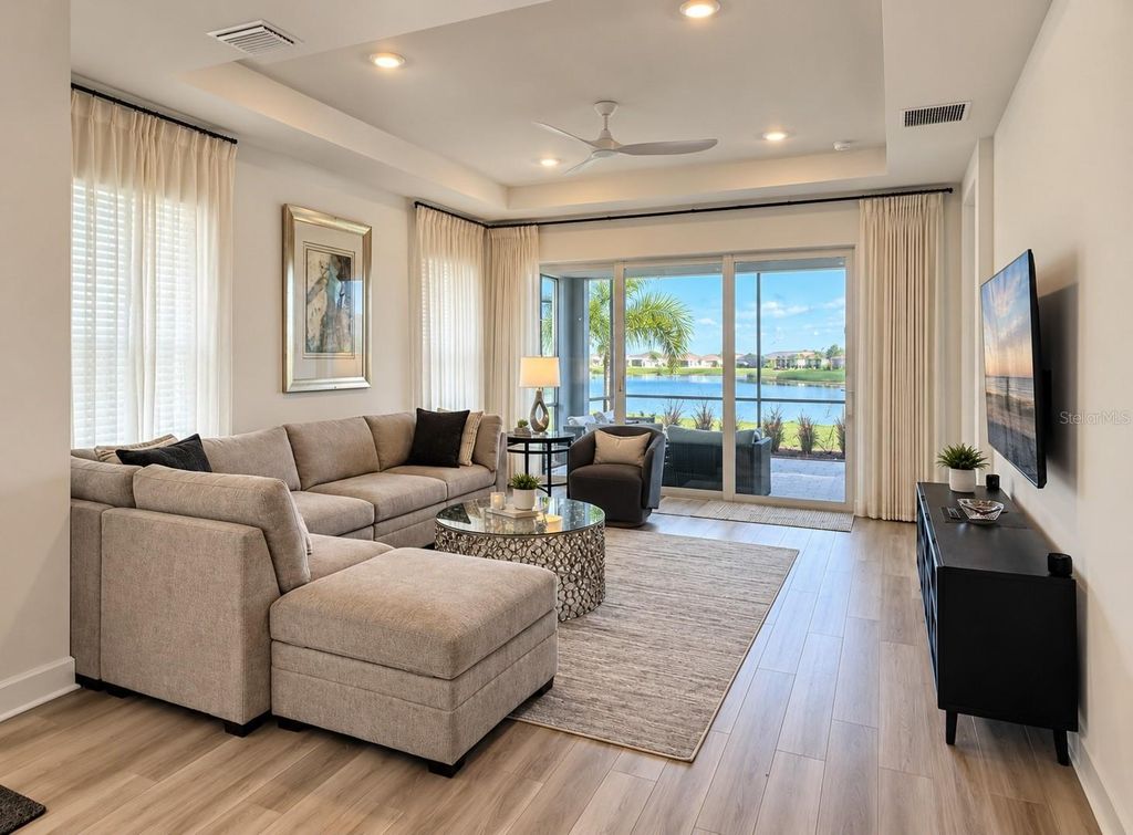 Image 3 of property listing at 3165 ALBA CIRCLE, Bradenton, FL 34211