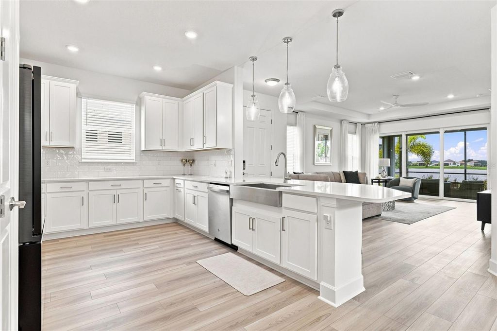 Image 4 of property listing at 3165 ALBA CIRCLE, Bradenton, FL 34211