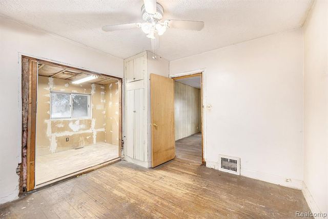 18335 E 11 Mile Road, Roseville, MI 48066