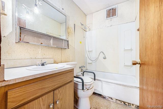 18335 E 11 Mile Road, Roseville, MI 48066