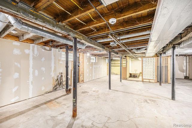 18335 E 11 Mile Road, Roseville, MI 48066