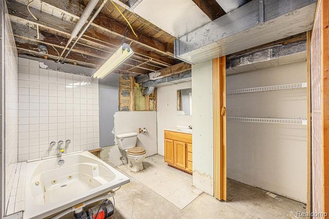 18335 E 11 Mile Road, Roseville, MI 48066