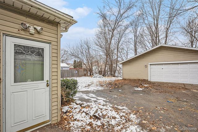 18335 E 11 Mile Road, Roseville, MI 48066