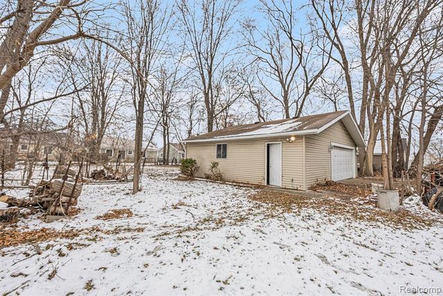 18335 E 11 Mile Road, Roseville, MI 48066