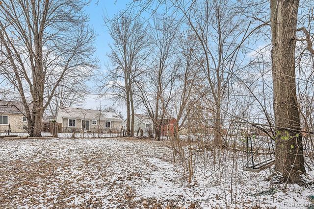 18335 E 11 Mile Road, Roseville, MI 48066