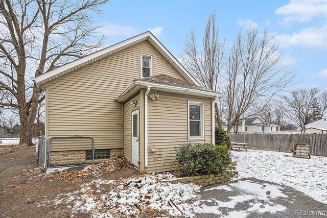 18335 E 11 Mile Road, Roseville, MI 48066