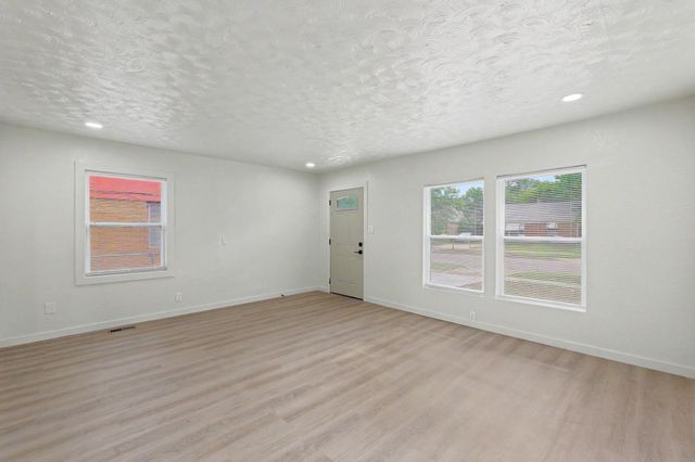 1937 N Piatt Ave, Wichita, KS 67214