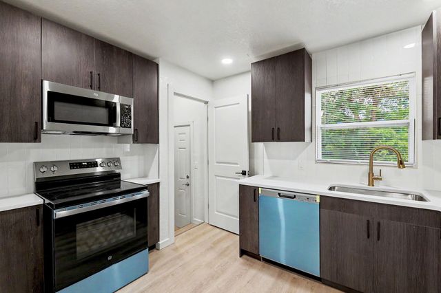 1937 N Piatt Ave, Wichita, KS 67214