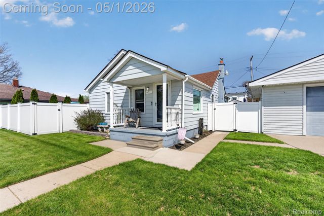 677 Lindbergh Street, Wyandotte, MI 48192