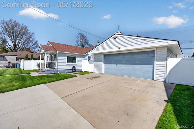 677 Lindbergh Street, Wyandotte, MI 48192