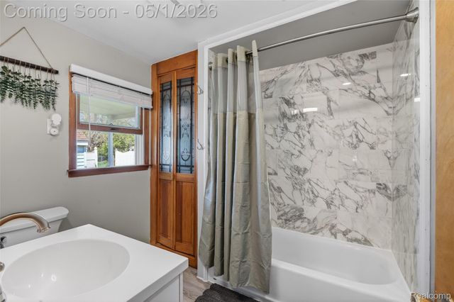 677 Lindbergh Street, Wyandotte, MI 48192