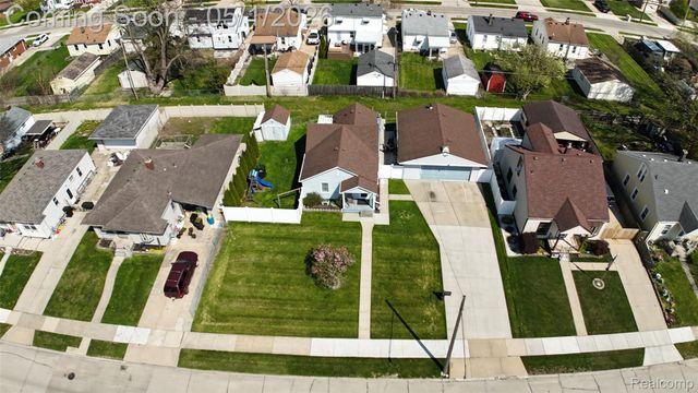 677 Lindbergh Street, Wyandotte, MI 48192