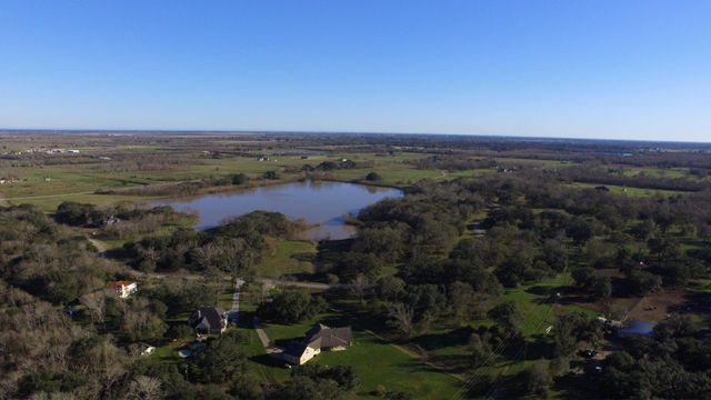 702 County Road 34, Angleton, TX 77515