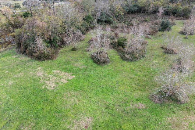 702 County Road 34, Angleton, TX 77515