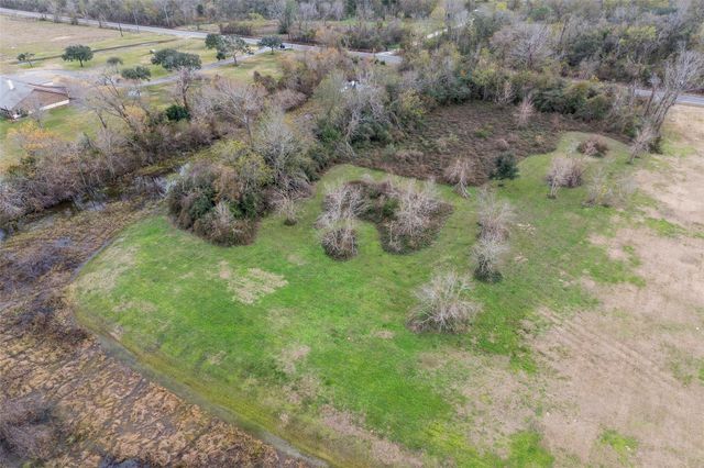 702 County Road 34, Angleton, TX 77515