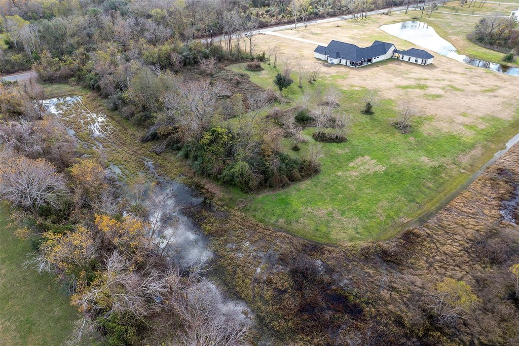 702 County Road 34, Angleton, TX 77515