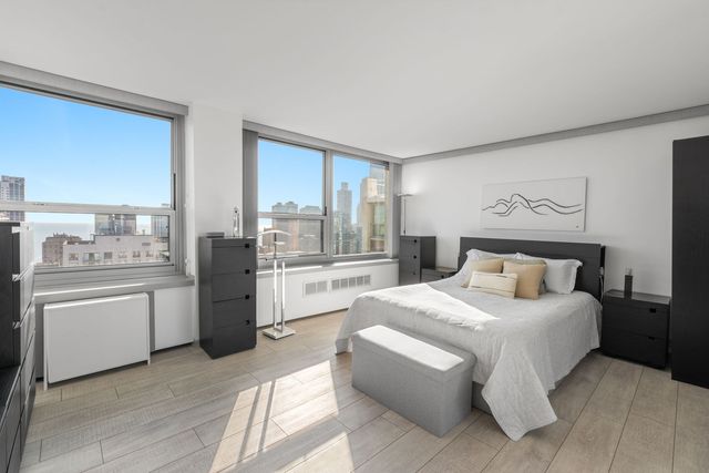 1255 N Sandburg Terrace 2912, Chicago, IL 60610