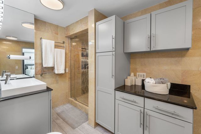 1255 N Sandburg Terrace 2912, Chicago, IL 60610