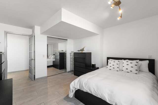 1255 N Sandburg Terrace 2912, Chicago, IL 60610
