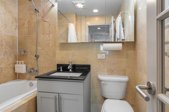 1255 N Sandburg Terrace 2912, Chicago, IL 60610