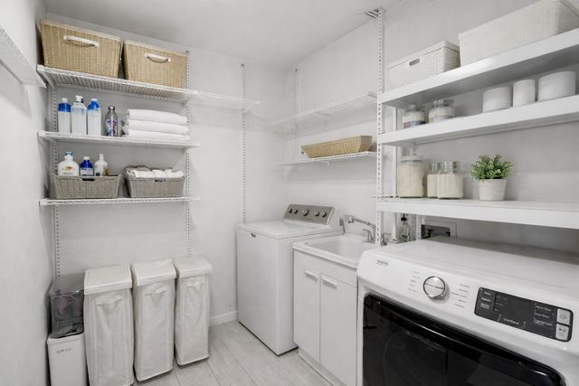 1255 N Sandburg Terrace 2912, Chicago, IL 60610