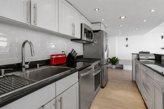 1255 N Sandburg Terrace 2912, Chicago, IL 60610