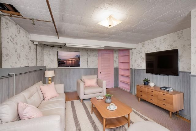 33 Pratt Street, Tewksbury, MA 01876