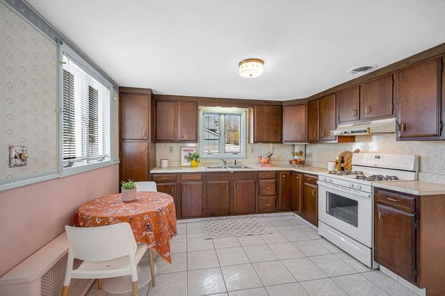 33 Pratt Street, Tewksbury, MA 01876