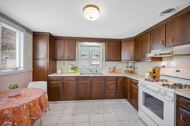 33 Pratt Street, Tewksbury, MA 01876