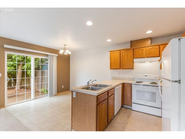 1094 S PENNINGTON Dr, Newberg, OR 97132