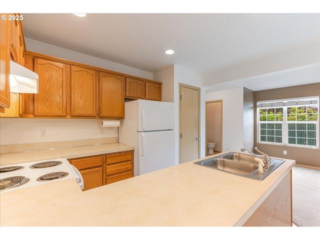 1094 S PENNINGTON Dr, Newberg, OR 97132