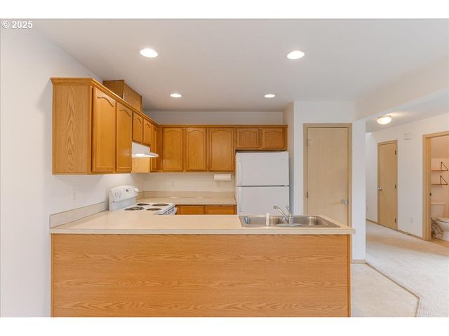 1094 S PENNINGTON Dr, Newberg, OR 97132