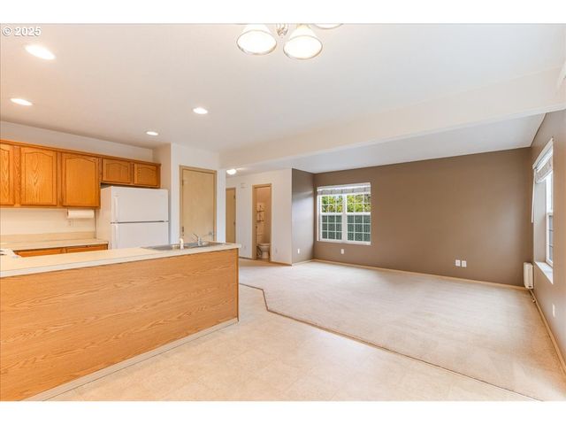 1094 S PENNINGTON Dr, Newberg, OR 97132