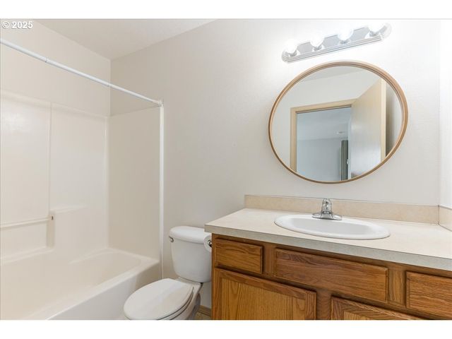 1094 S PENNINGTON Dr, Newberg, OR 97132