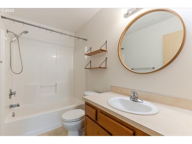 1094 S PENNINGTON Dr, Newberg, OR 97132