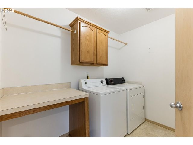 1094 S PENNINGTON Dr, Newberg, OR 97132