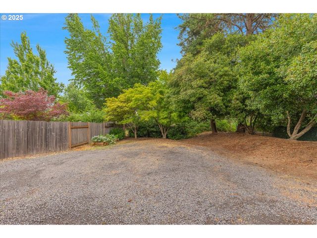 1094 S PENNINGTON Dr, Newberg, OR 97132