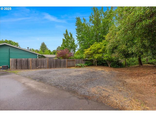 1094 S PENNINGTON Dr, Newberg, OR 97132