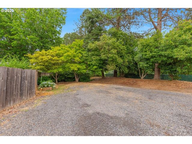 1094 S PENNINGTON Dr, Newberg, OR 97132