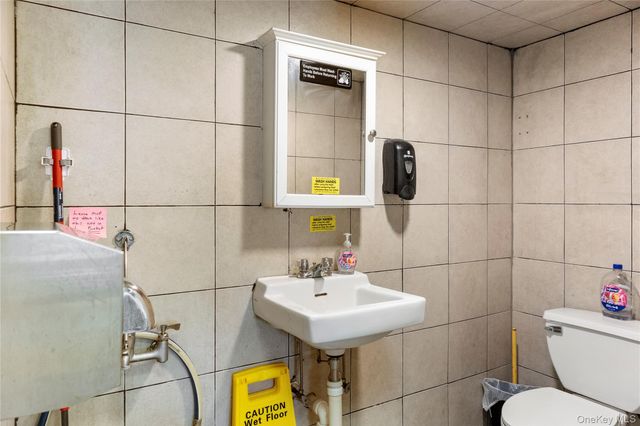 80 Bayville Avenue, Bayville, NY 11709