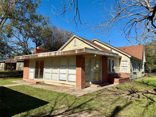 2824 4th Street, Bay City, TX 77414