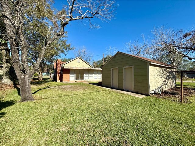 2824 4th Street, Bay City, TX 77414