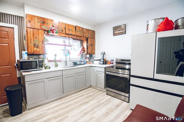 947 Pearl Lake Road, Waterbury, CT 06706